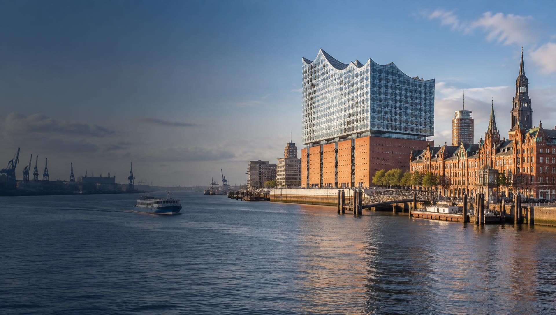 Hamburger Hafen mit Elbphilharmonie und Speicherstadt